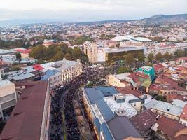 manifestantes nas ruas de tbilisi foto