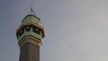 foto da torre da mesquita com fundo do céu