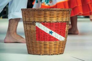 cesta com a bandeira do estado do para, no 47º festival internacional de folclore de nova petrópolis. uma adorável cidade rural fundada por imigrantes alemães no sul do brasil. foto