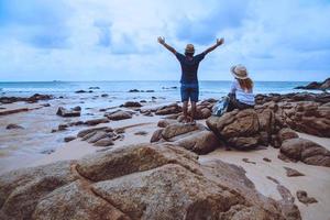 homem e mulher amante asiática viajam pela natureza. viajar relaxar. nas rochas no mar. no verão. Tailândia foto