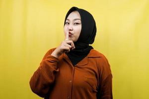 linda jovem asiática muçulmana shh, shhh, não fale, por favor, fique quieto, isolado foto