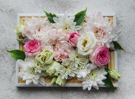 moldura de madeira decorada com flores rosa e brancas foto