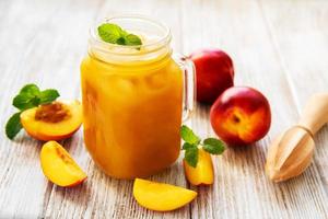 suco de nectarina com frutas frescas foto