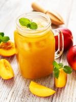 suco de nectarina com frutas frescas foto