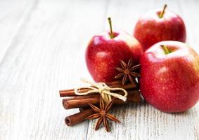 maçãs vermelhas com paus de canela e anis foto