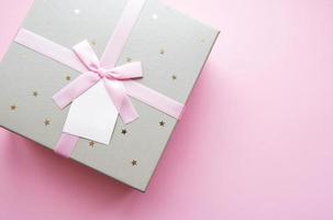 caixa de presente em fundo rosa