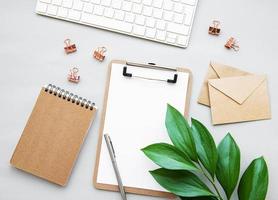 mesa de escritório espaço de trabalho foto