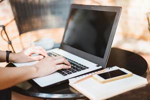 mulher asiática de negócios trabalhando com o computador laptop no escritório ao ar livre. foto