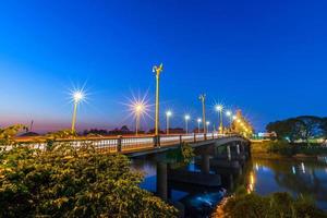 a cor do semáforo noturno na estrada na ponte foto