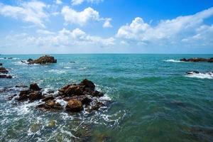 lindo o mar na praia de chapéu chao lao em chanthaburi, Tailândia. foto