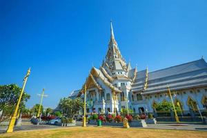 wat sothonwararam é um templo budista no centro histórico e é uma grande atração turística na província de chachoengsao, na tailândia. foto