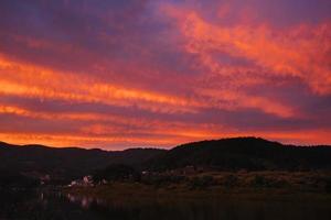 pôr do sol à beira do lago foto