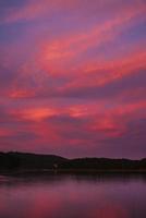 pôr do sol à beira do lago foto