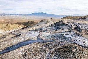 vista panorâmica dos vulcões de lama em chacuna gerenciado reseve na georgia. lugares misteriosos e únicos no cáucaso.