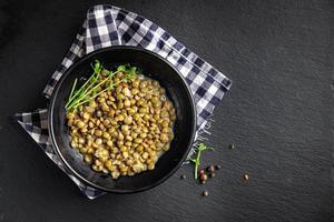 lentilhas verdes cozidas com molho de feijão refeição saudável fundo