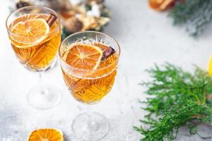 coquetel de vinho quente de natal espumante, vinho de grogue especiarias ano novo bebida doce foto