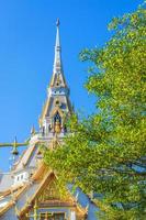 wat sothonwararam é um templo budista no centro histórico e é uma grande atração turística na província de chachoengsao, na tailândia. foto