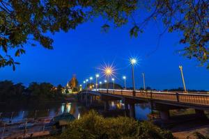 a cor do semáforo noturno na estrada na ponte foto