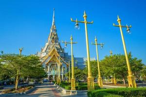 wat sothonwararam é um templo budista no centro histórico e é uma grande atração turística na província de chachoengsao, na tailândia. foto