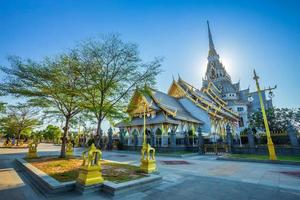 wat sothonwararam é um templo budista no centro histórico e é uma grande atração turística na província de chachoengsao, na tailândia. foto