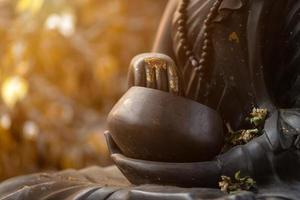 close-up da estátua de Buda da tigela de esmola de monges negros no templo wat lok moli em chiang mai, tailândia. foto