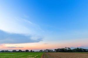 textura de fundo de céu azul com pôr do sol de nuvens brancas. foto