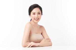 bela jovem asiática com pele limpa, fresca em fundo branco, cuidados faciais, tratamento facial, cosmetologia, beleza e spa, retrato de mulheres asiáticas.