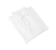 maquete de camiseta polo branca dobrada isolada no fundo branco com traçado de recorte foto