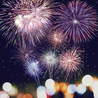 fogos de artifício com silhuetas lindo feriado. Parabéns de fogos de artifício de ano novo e comemorar o ano novo. foto