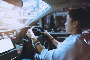 mão de mulher segurando o volante de um carro. dirigir um carro viajar relaxar no feriado. habilidades de condução de um carro
