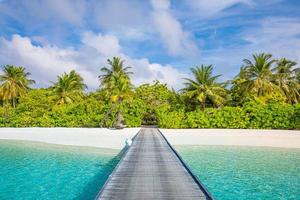 paisagem idílica de praia tropical para plano de fundo ou papel de parede. projeto de turismo para a paisagem de férias de verão, conceito de destino de férias. cena de ilha exótica, vista relaxante. lagoa paradisíaca à beira-mar foto