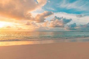 closeup praia de areia do mar. paisagem panorâmica da praia. inspire o horizonte da paisagem marinha de uma praia tropical. laranja e dourado do sol céu calma tranquilo e relaxante luz solar clima de verão. faixa de férias viagens de férias
