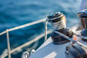 detalhes de equipamento de vela em um barco ao navegar na água em um dia ensolarado foto