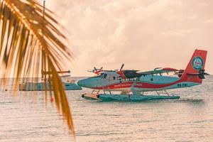 atol de ari, ilhas maldivas 2019 - hidroavião pousando ao pôr do sol foto