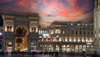 milão itália 2021 entrada para a galeria vittorio emanuele em milão, onde há lojas de luxo foto