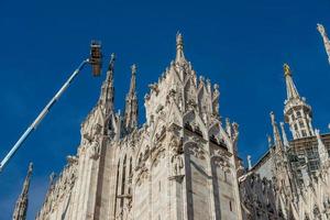 milão itália 2021 técnicos em plataforma elevatória para plano de manutenção programada e estudo do fenômeno de degradação da catedral de milão foto