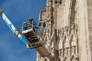 milão itália 2021 técnicos em plataforma elevatória para plano de manutenção programada e estudo do fenômeno de degradação da catedral de milão foto