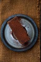 fatia de bolo de chocolate caseiro saboroso foto