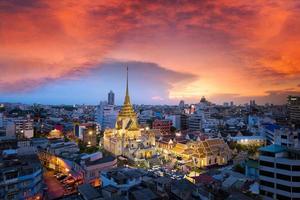 paisagem vista de wat traimit witthayaram worawihan atraente templo de Banguecoque para turismo ao pôr do sol. templo do maior Buda de Ouro de Banguecoque, Tailândia foto