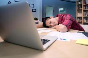 empresário asiático dormindo após o estresse no trabalho para descobrir novas idéias de negócios em casa office.conceptual para o empreendedor de pequenas empresas de inicialização e freelance.