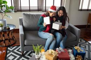 duas mulheres se divertem para celebrar o natal e a festa de ano novo em casa em dezembro foto