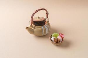 dobin mushi - cogumelo matsutake cozido no vapor e congro de lúcio com caldo japonês em um bule de cerâmica. foto