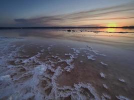 pôr do sol na lagoa rosa das salinas de Torrevieja, Espanha foto