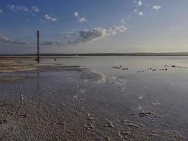 pôr do sol na lagoa rosa das salinas de Torrevieja, Espanha foto