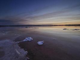 pôr do sol na lagoa rosa das salinas de Torrevieja, Espanha foto