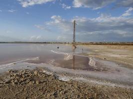 pôr do sol na lagoa rosa das salinas de Torrevieja, Espanha foto