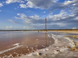 pôr do sol na lagoa rosa das salinas de Torrevieja, Espanha foto