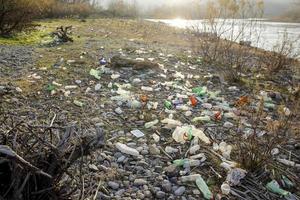 rustavi, georgia. 11 de dezembro de 2021. garrafas de plástico na margem de um rio.