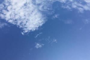 céu azul claro com nuvem branca simples foto