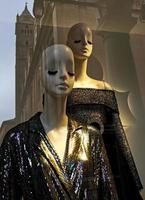 Bolonha, Itália, 2019 - manequins em uma vitrine de mortadela, foto